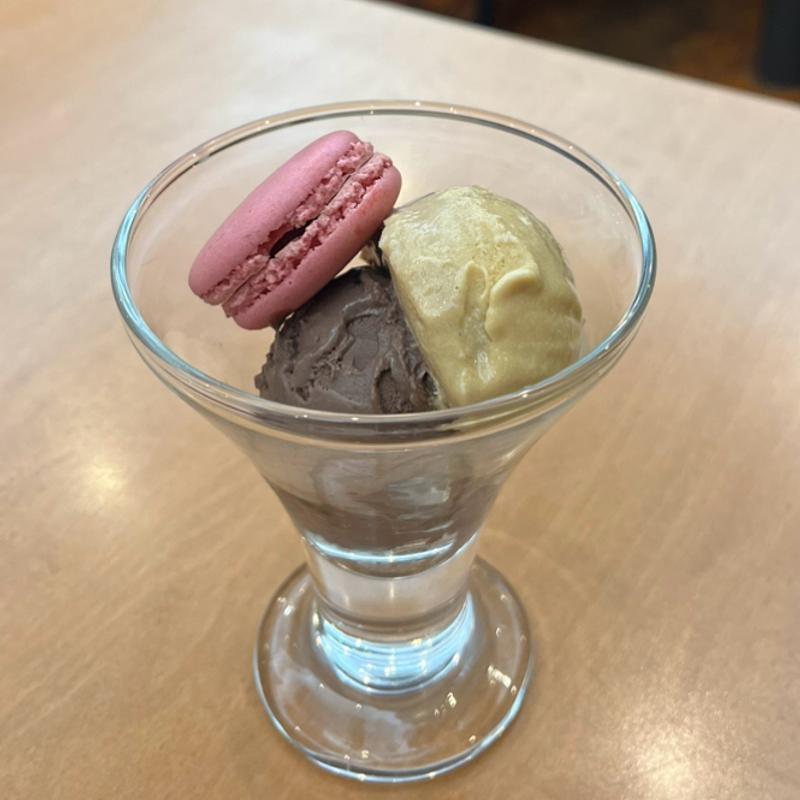 塩キャラメル&チョコレートアイスと ラズベリーマカロン(ココス アルプラザ亀岡前店 （COCO’S）)