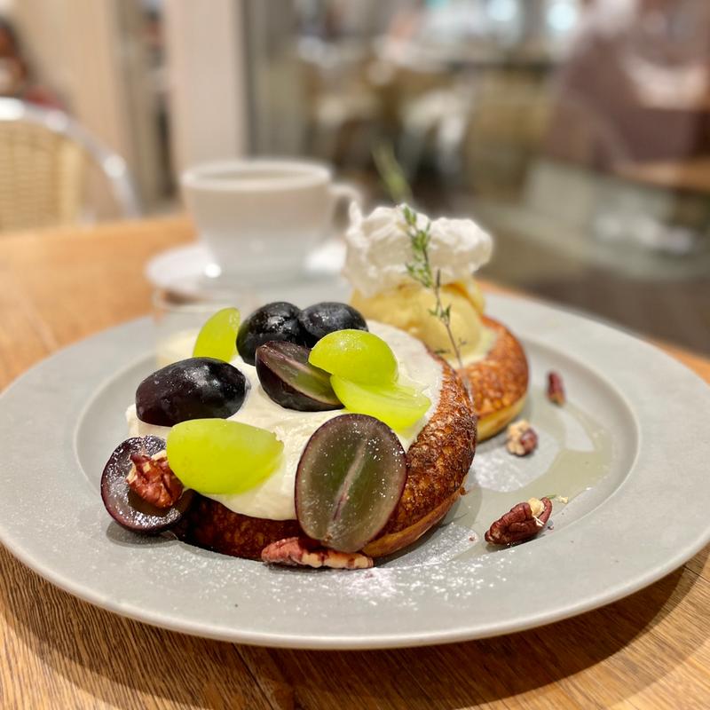 シャインマスカットとナガノパープルのパンケーキ　クリーミーチーズソース　(PANCAKE&books bibliotheque)