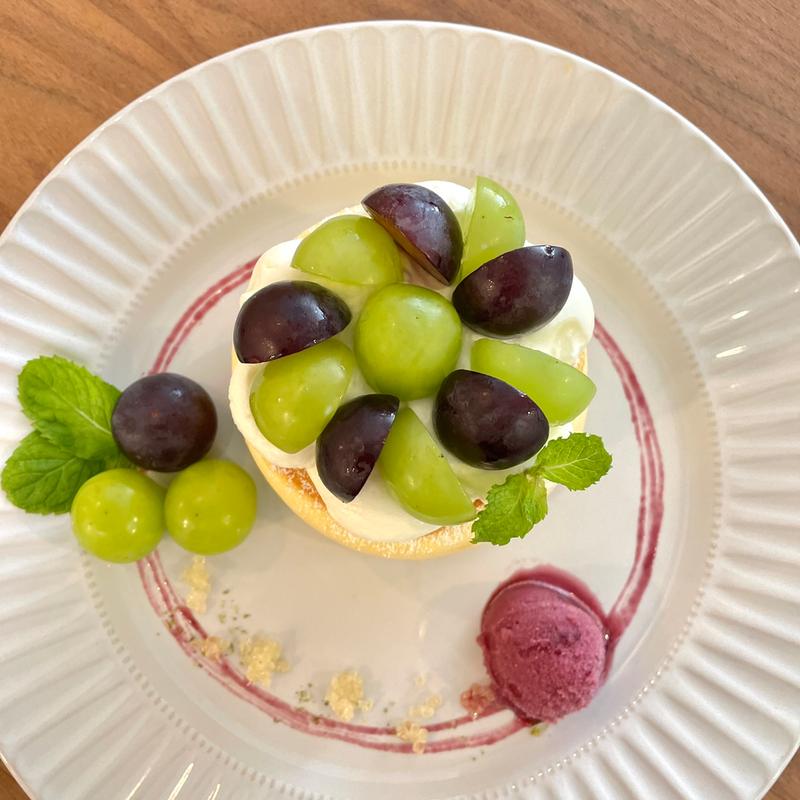 シャインマスカットとライムのパンケーキ(MooM Cafe)