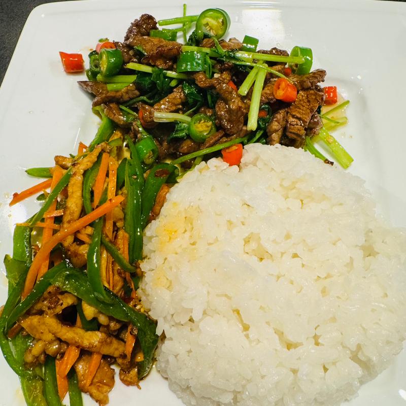 パクチー牛肉炒めと青椒肉絲(Bar Walk This Way)