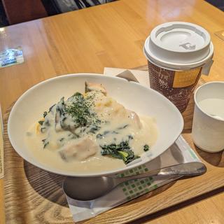 鮭とほうれん草のクリームオムライス(ペーパーバックカフェ)