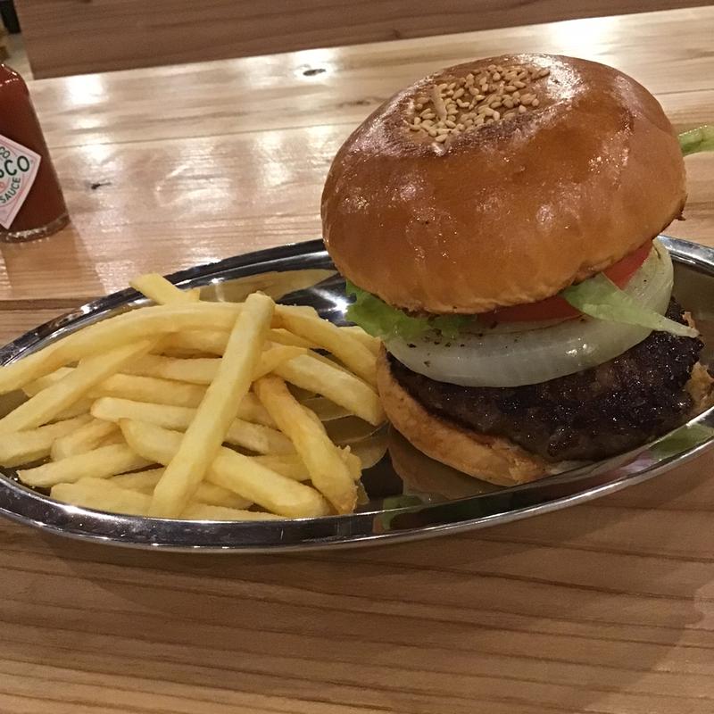 万里春バーガー(バンリノハル ビアホール)