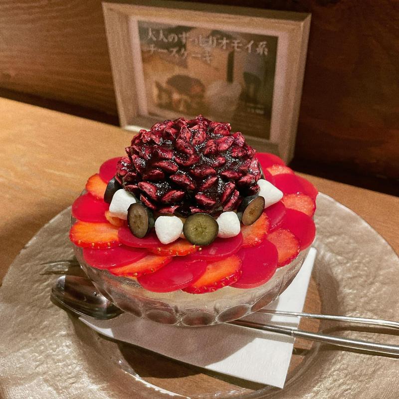 不可能を可能にするダリア(夜パフェ専門店パフェテリア ミル)