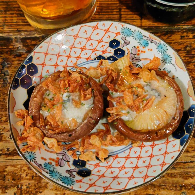 椎茸のゴルゴンゾーラ焼き(もつ焼きごえん 野毛店)