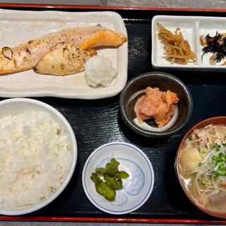 銀鮭ハラス定食：明太子＋豚汁(酒と飯　たまる食堂)