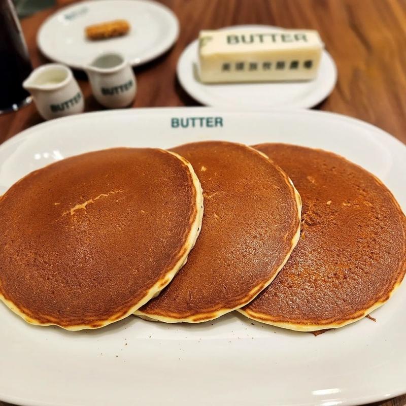 「ミルクを食べるバター」を食べるホットケーキ(BUTTER 美瑛放牧酪農場)