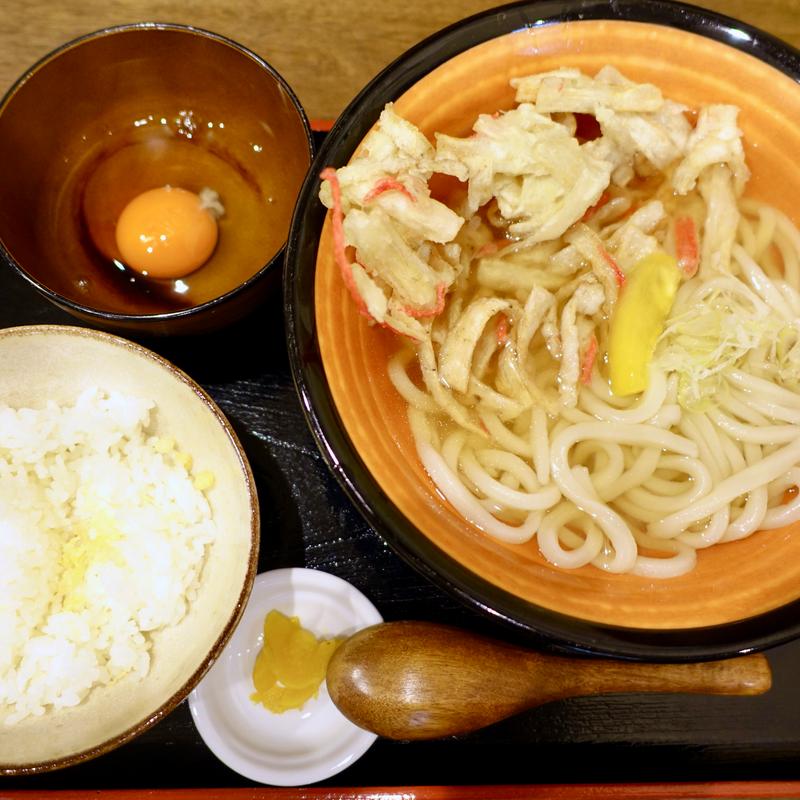 ごぼうかき揚げうどん定食（たまごかけごはん）(やおき)
