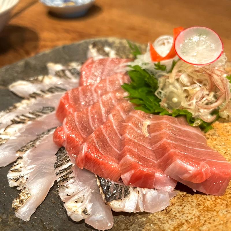 本鮪中トロ刺と太刀魚炙り刺身の相盛り(浅草おと)