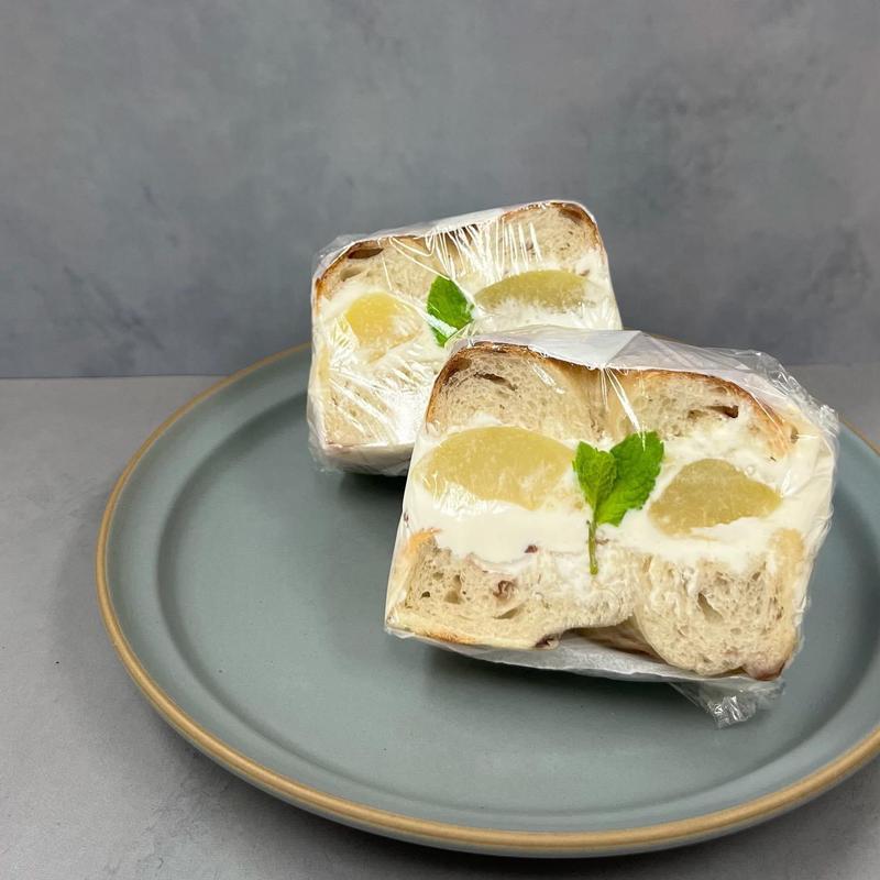 白桃ヨーグルト生クリームサンド(コナ モーレ （con amore）)