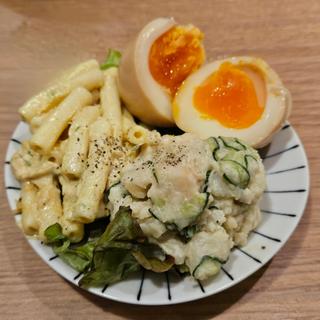 煮卵のせポテマカ
(ねぎま三ぞう 池袋西口店)