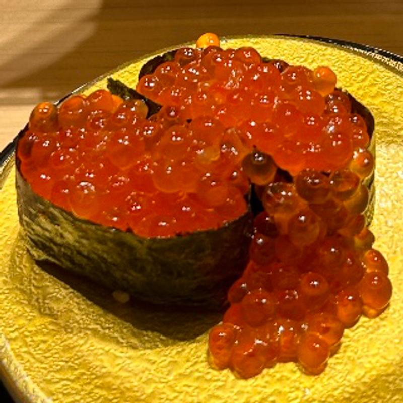 こぼれいくら軍艦（二貫）(立喰鮨 銀座おのでら)