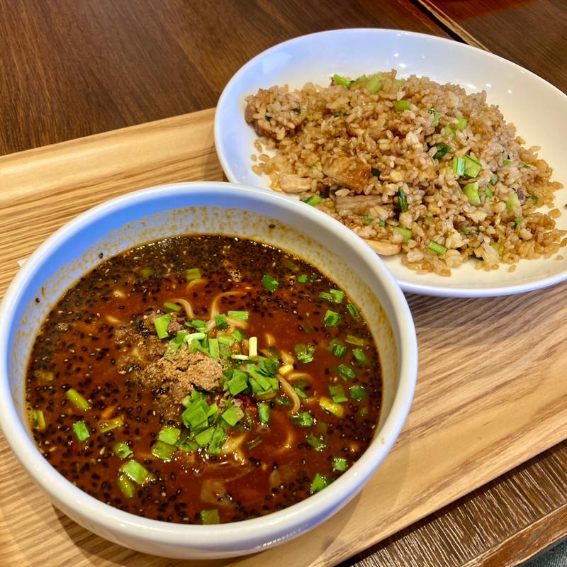 豚バラ炒飯 ハーフ黒担々麺セット(紅虎餃子房 アリオ亀有店)