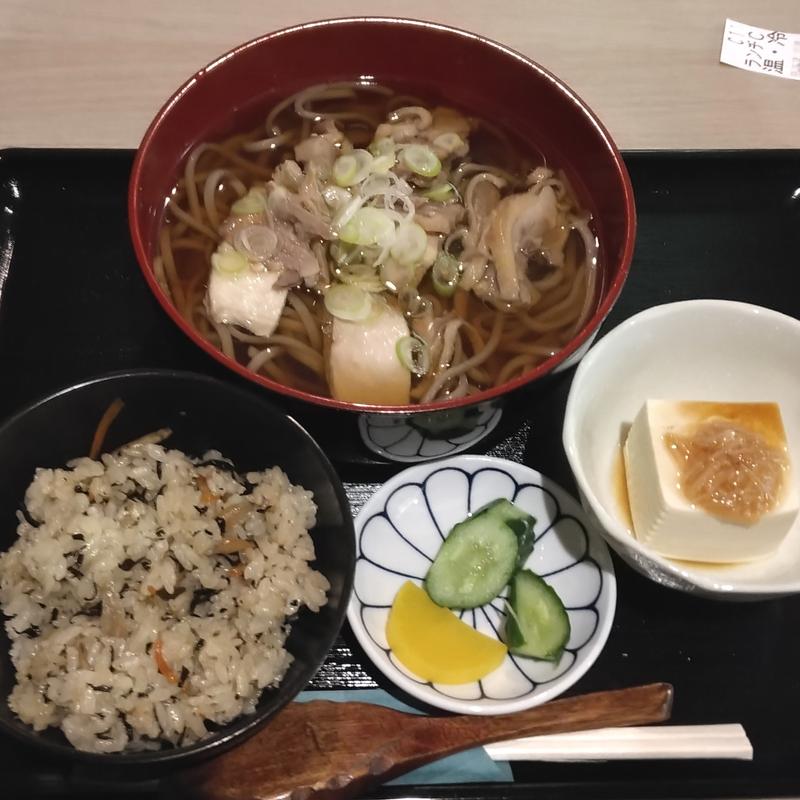 肉そばセット（小鉢・漬物・かわりご飯付き）(山形蕎麦 そばの実)