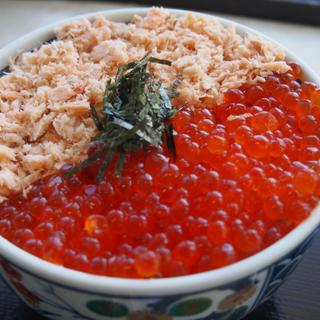 サケ親子丼(ウトロ漁協婦人部食堂 （ぎょきょうふじんしょくどう）)