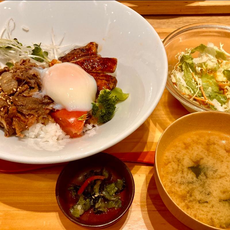 国産牛焼肉とサーモンハラスのかば焼丼(Rice people,Nice people!)