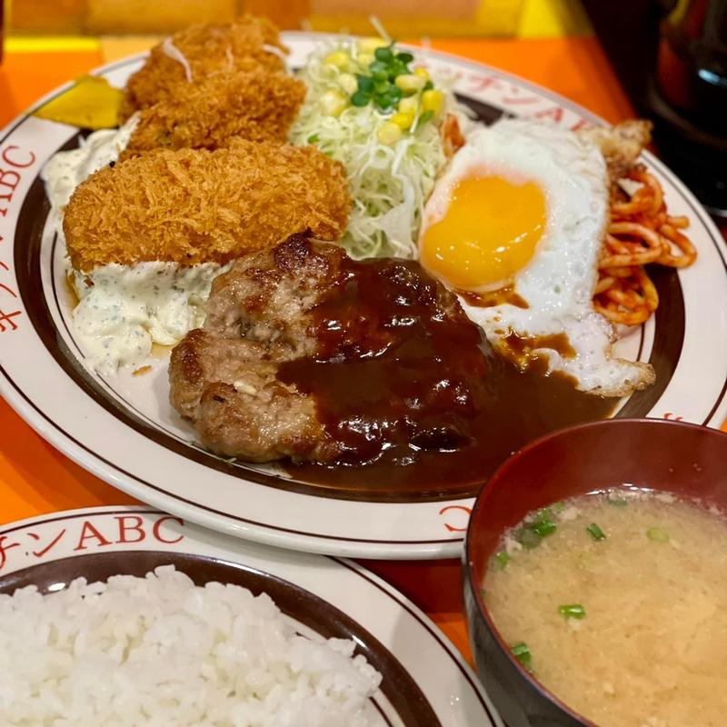 ハンバーグ・カニクリームコロッケ・目玉焼きセット 牡蠣フライ2個(キッチンABC 西池袋店)