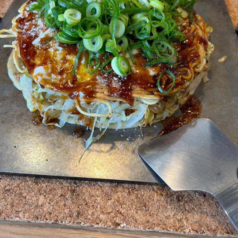 そば・肉玉・イカ天・ネギかけ(お好み焼き めぐりや)