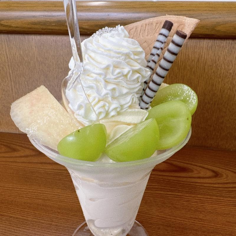 シャインマスカットと桃のパフェ(フルッティア )