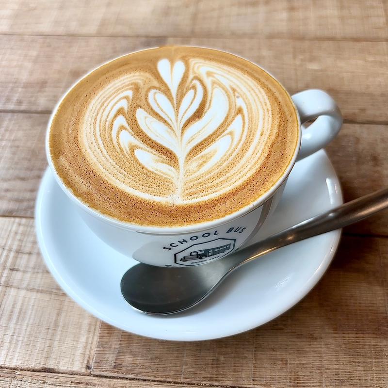 フラットホワイト(SCHOOL BUS COFFEE STOP KITAHAMA)