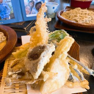 海老と野菜の天ぷら盛り合わせ(蕎麦処ささくら)
