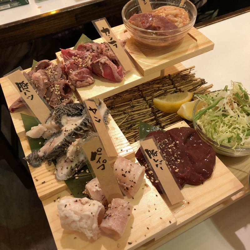 もつ焼きの階段盛り(大衆酒蔵強三)