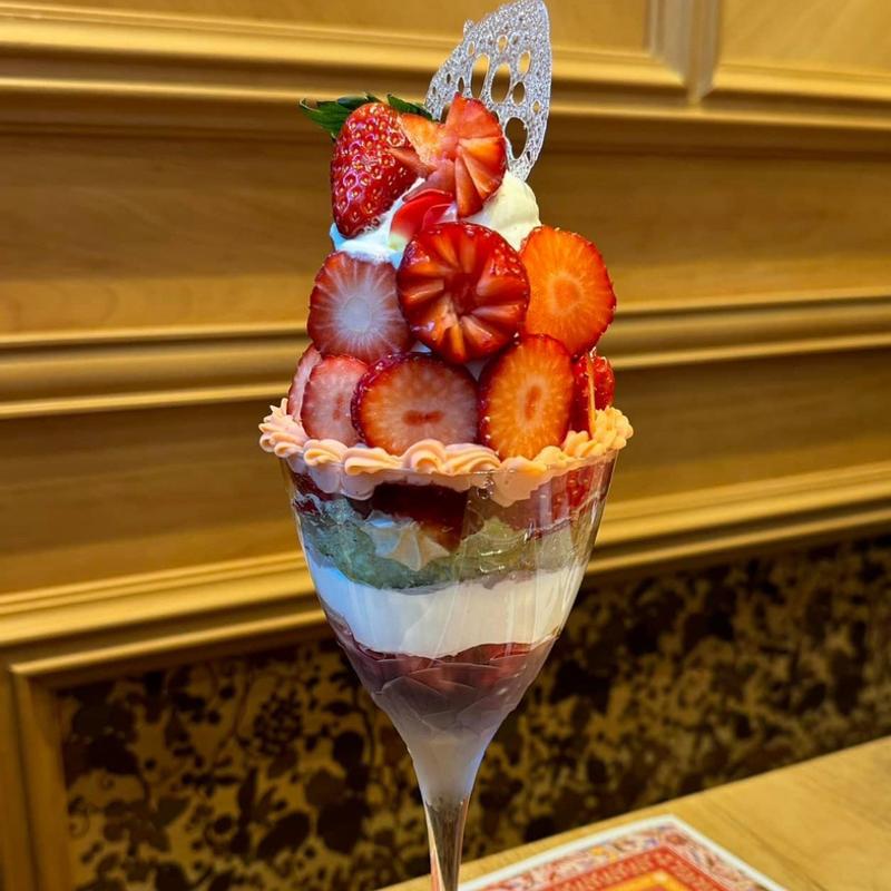 苺のパフェ(水信フルーツパーラーラボ)