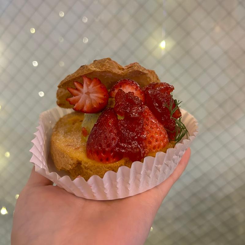 ピスタチオクリームと国産いちごのシュークリーム(湘南カフェラボ -湘南シュークリーム-)