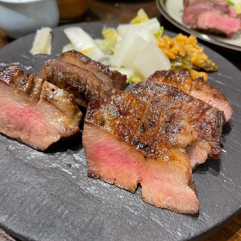 厚切り牛タン(牛タン いろ葉 新宿歌舞伎町レッドのれん街)