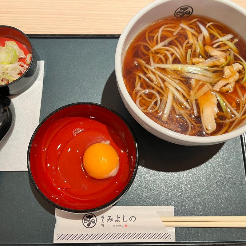 かしわそば　生卵トッピング(蕎麦処みよしの なえぼ)