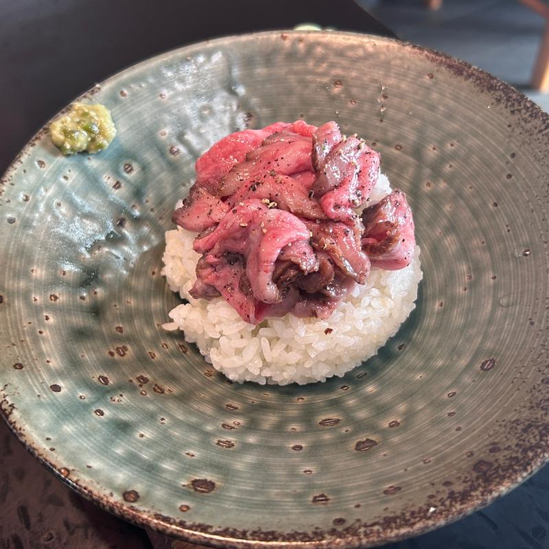 黒毛和牛ローストビーフ丼(麺栞  みかさ)