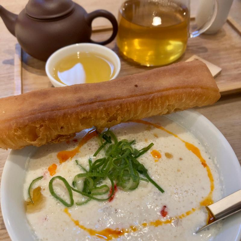 シェンドウジャンとお茶のセット＋タロイモとローソンのサンドイッチ(FUDAO福到台湾茶喫茶店)