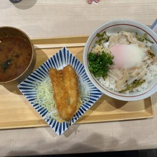 イカの肝醤油丼、フライセット(漁師食堂 三河丸（NEOPASA岡崎フードコート内）)
