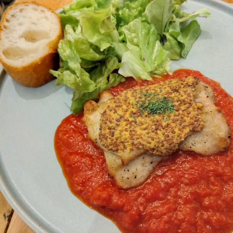 Bプラン（マスタードをのせた鶏もも肉のグリル、トマトソース）(タカナシ ミルクレストラン)