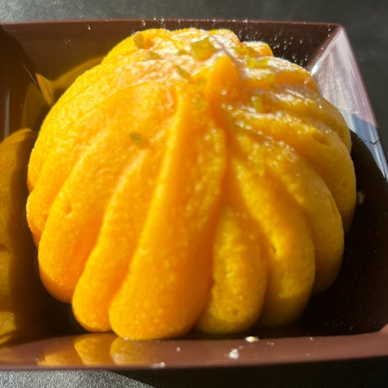 かぼちゃのモンブランとカヌレ(ティコラッテパティスリー香里園)