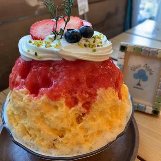 苺みるく(かき氷専門店「Blue Apple～shaved ice Cafe～（ブルーアップルシェイヴドアイスカフェ）」)