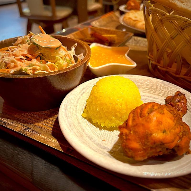 タンドリーチキン、サフランライス、サラダ(インド・ネパール料理 KUMARI 若林店)