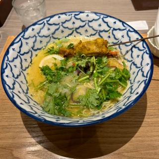 チキンサテとレモンの鶏白湯ラーメン　パクチートッピング(Plataran Resort & Restaurants - Tokyo（プラタラン リゾート アンド レストラン）)