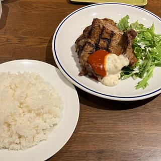 若鶏の炭火焼きステーキ特製タルタル(熟成肉 肉バル CARNE BAR KATETE 虎ノ門店)