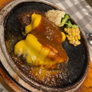 アボカドとチーズの炭焼きハンバーグ(中野グリル 中野富士見町店)