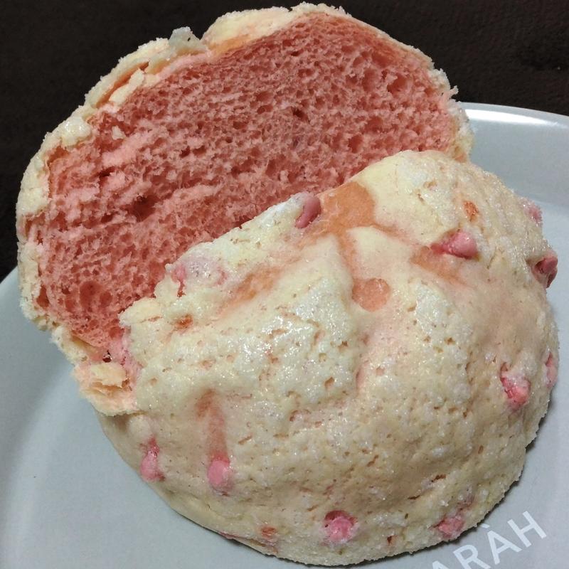 いちごミルクのチョコチップメロンパン(ヴィ・ド・フランス仙台店 (VIE DE FRANCE))