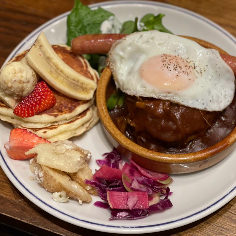 二層仕立ての熟成ハンバーグとソーセージ×フルーツパンケーキセット(J.S. PANCAKE CAFE マークイズみなとみらい店)