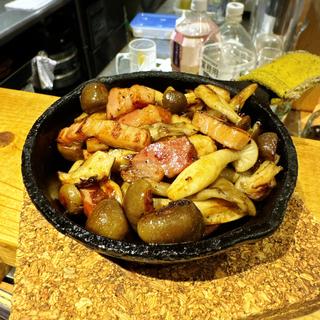 季節のキノコとベーコン炒め(鉄板バル SOURCE （ソース）)