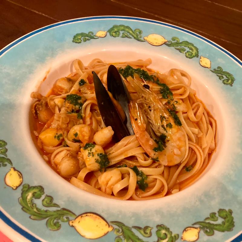 リングイネ、シーフードのサルサ・ポモドーロ(カフェ・ポルトフィーノ)