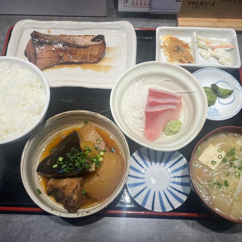 寒ブリ三昧定食：豚汁変更(酒と飯　たまる食堂)