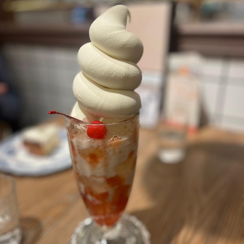 幸せの苺ミルクフロート(純喫茶とスイーツPARLOUR ラルゴ ららぽーと門真店)