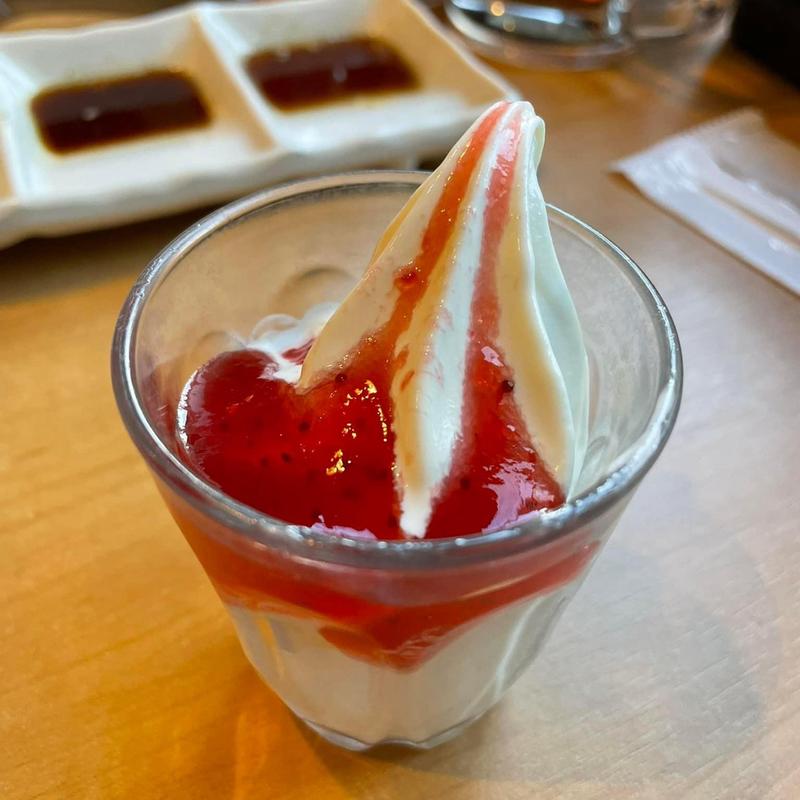 ストロベリーバニラソフト(焼肉きんぐ 仙川店)