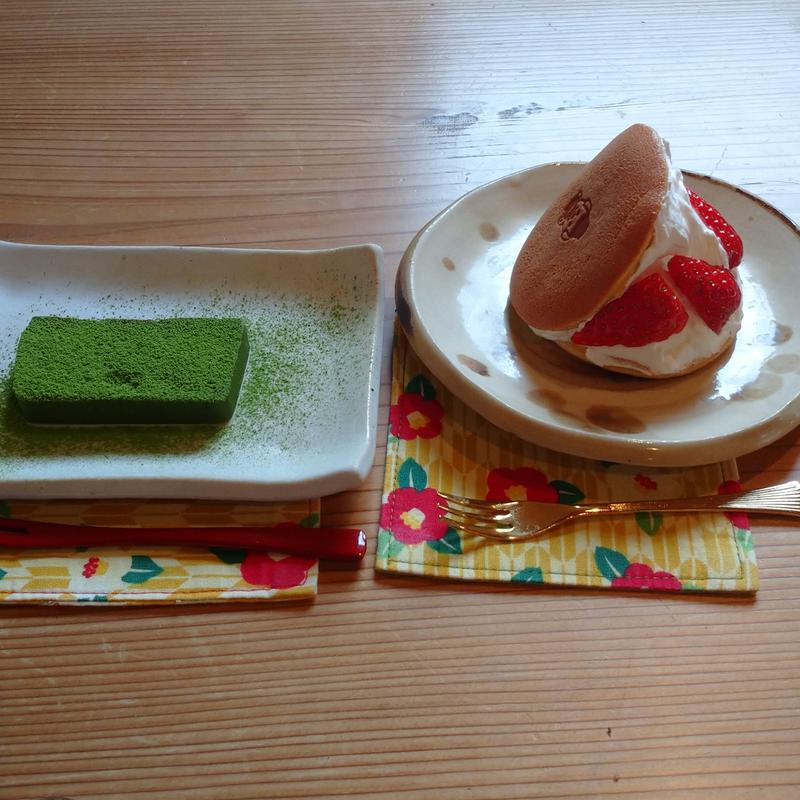 季節のフルーツ入りどら焼き(親子丼専門店と和カフェ~雪丸茶屋~)