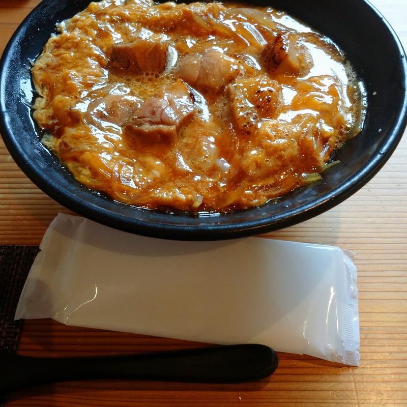 鳥もも肉の親子丼(親子丼専門店と和カフェ~雪丸茶屋~)