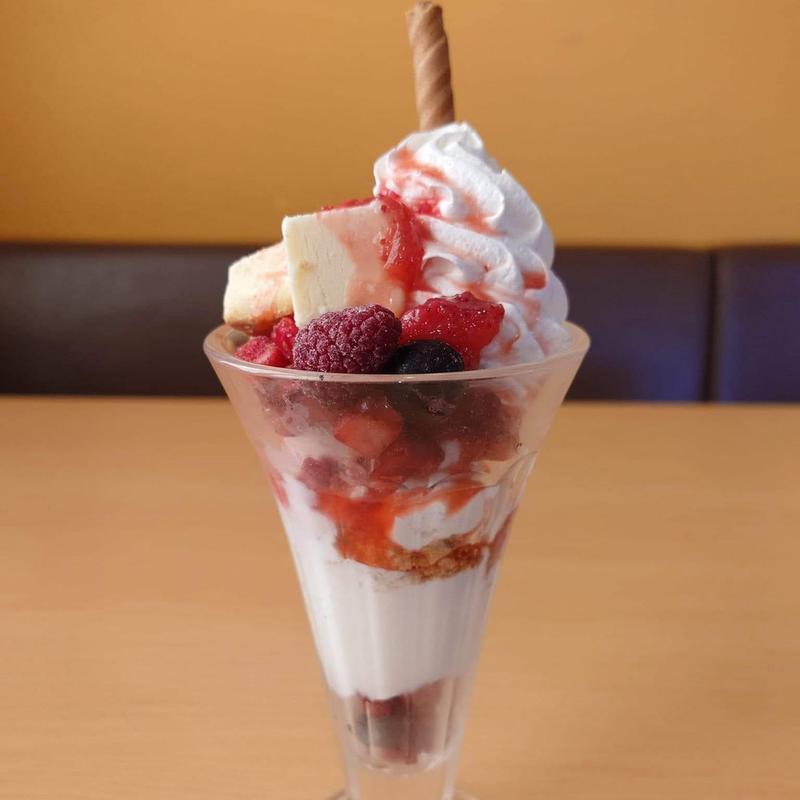 ハーゲンダッツストロベリーとチーズケーキのカスピ海ヨーグルトベリーパフェ(ジョイフル 中津店 )