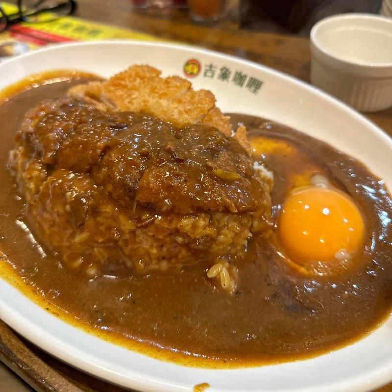 カツon生卵(吉象カレー)